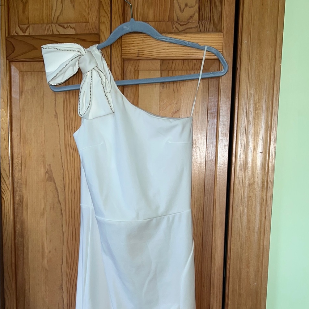 Elegant White One-Shoulder Dress with Bow